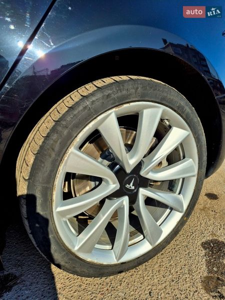 Седан Tesla Model 3 2018 в Луцке