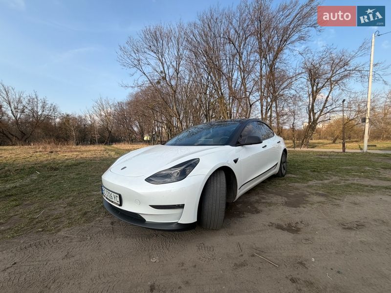 Седан Tesla Model 3 2023 в Львове