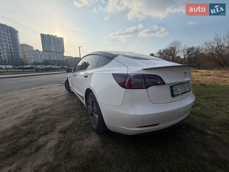 Седан Tesla Model 3 2023 в Львове