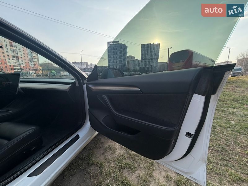 Седан Tesla Model 3 2023 в Львове