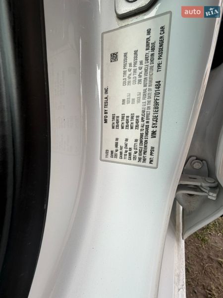 Седан Tesla Model 3 2023 в Львове