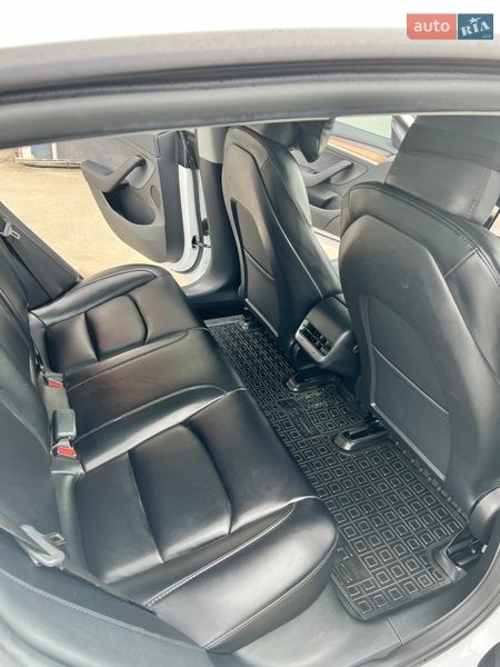 Седан Tesla Model 3 2023 в Луцьку