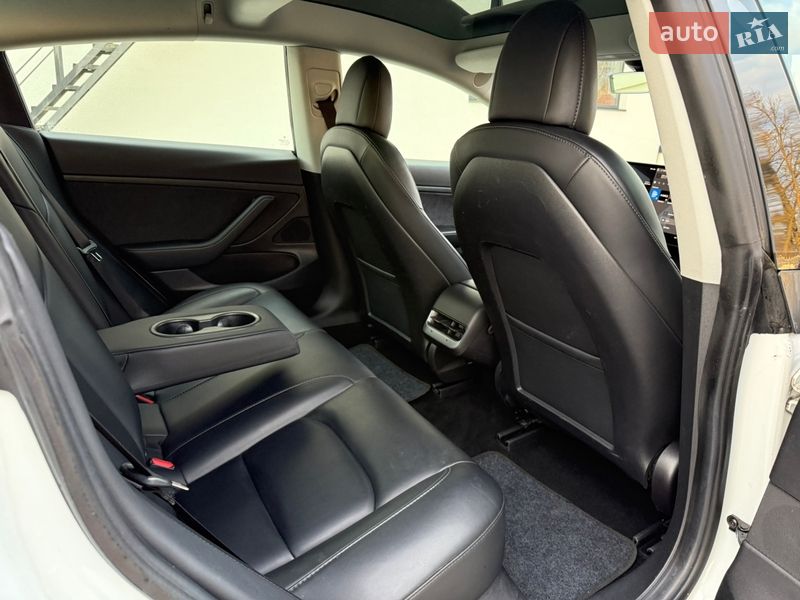 Седан Tesla Model 3 2021 в Луцке