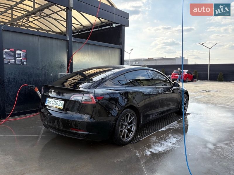 Седан Tesla Model 3 2022 в Івано-Франківську