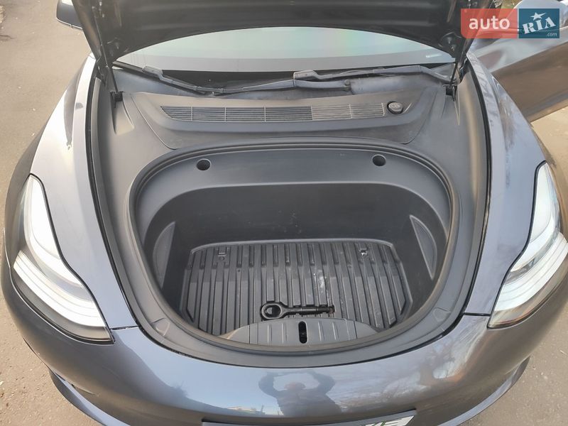 Седан Tesla Model 3 2020 в Киеве