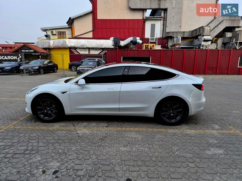Седан Tesla Model 3 2019 в Львове