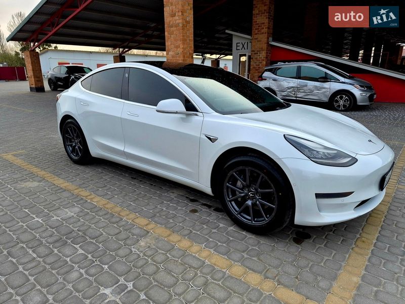 Седан Tesla Model 3 2019 в Львове