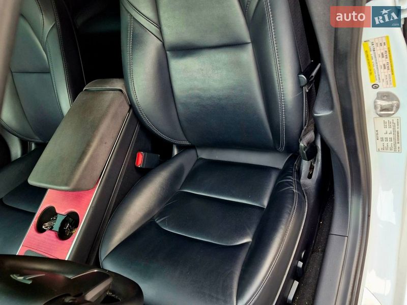 Седан Tesla Model 3 2019 в Львове