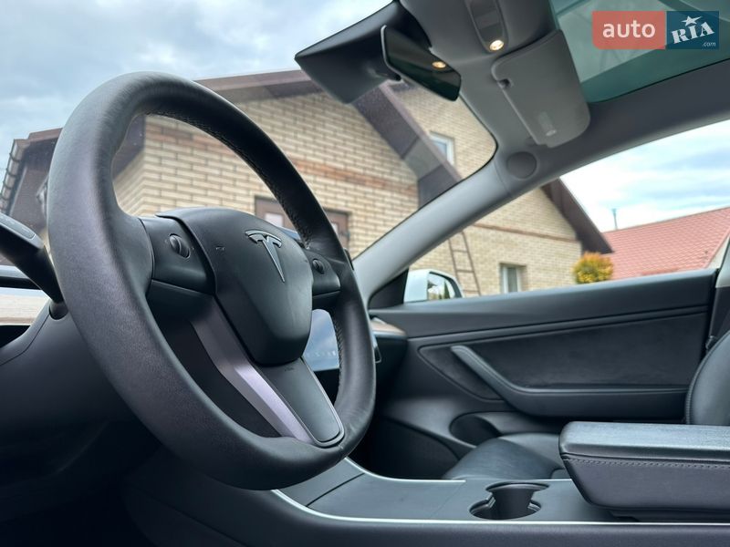 Седан Tesla Model 3 2020 в Коростені