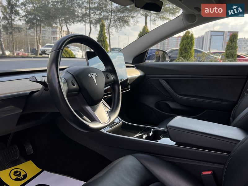 Седан Tesla Model 3 2019 в Львове