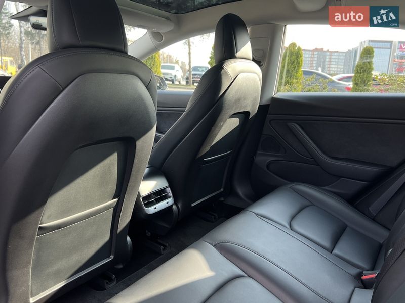 Седан Tesla Model 3 2019 в Львове