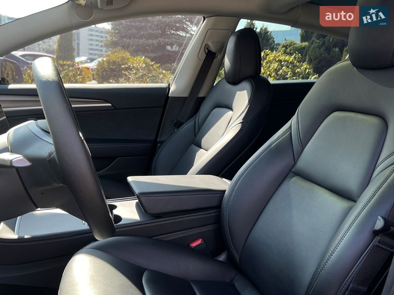 Седан Tesla Model 3 2022 в Львове
