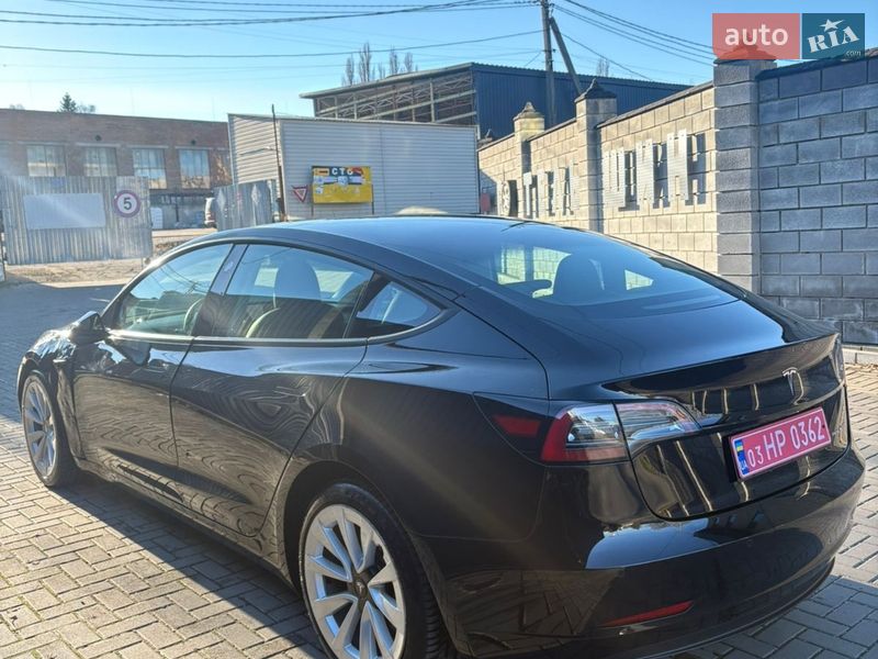 Седан Tesla Model 3 2021 в Ровно