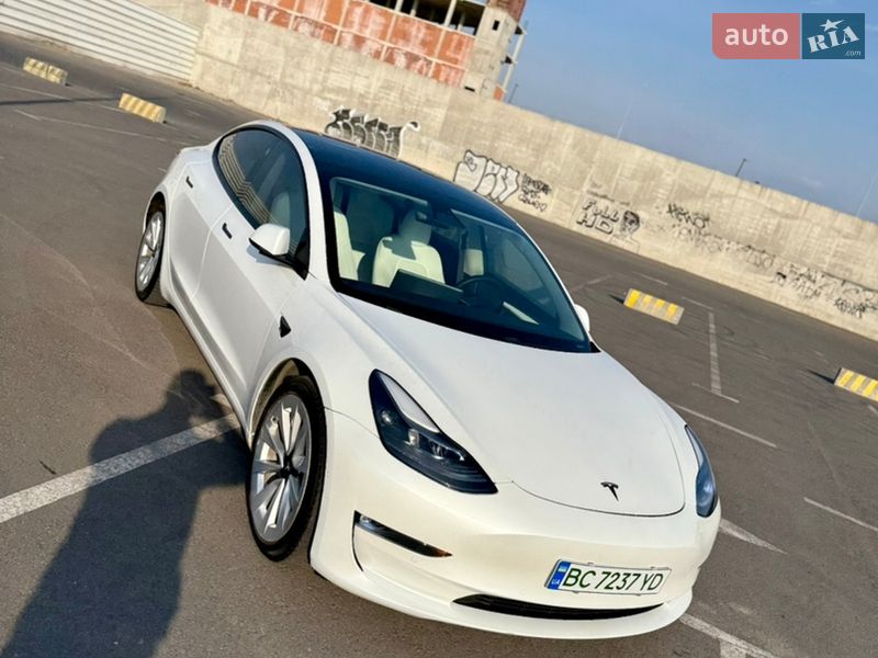 Седан Tesla Model 3 2021 в Львове