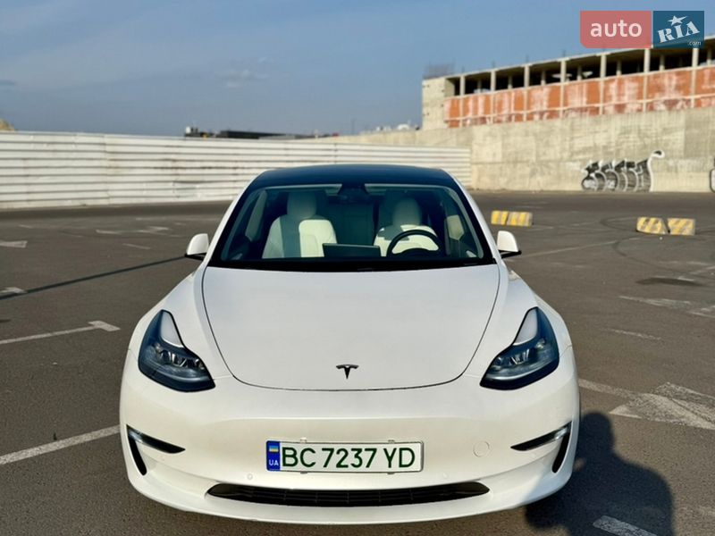 Седан Tesla Model 3 2021 в Львове