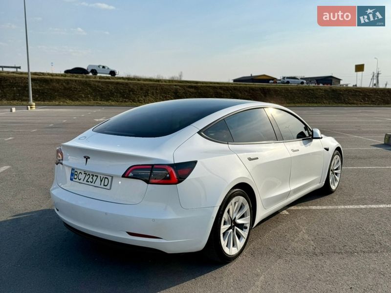 Седан Tesla Model 3 2021 в Львове