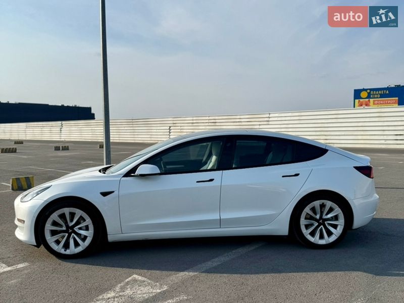 Седан Tesla Model 3 2021 в Львове
