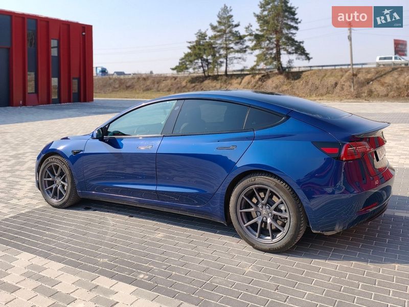 Седан Tesla Model 3 2021 в Львові