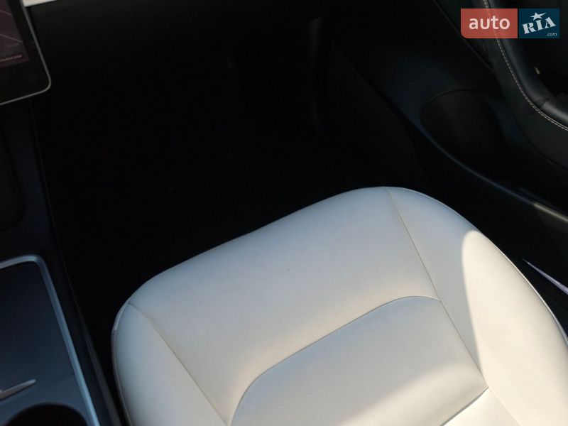 Седан Tesla Model 3 2021 в Львові