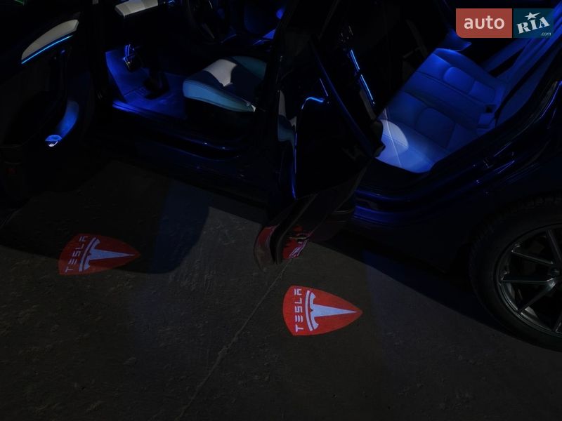 Седан Tesla Model 3 2021 в Львові