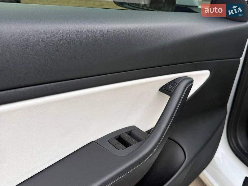 Седан Tesla Model 3 2020 в Виннице