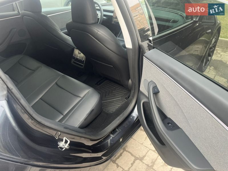 Седан Tesla Model 3 2024 в Львове