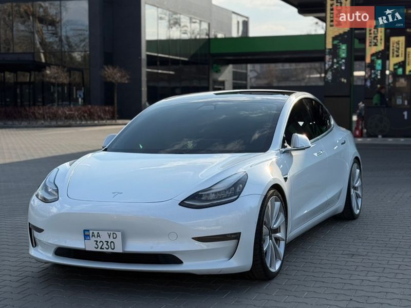 Седан Tesla Model 3 2019 в Киеве