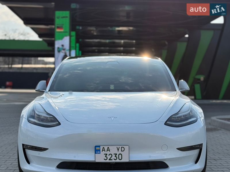 Седан Tesla Model 3 2019 в Киеве