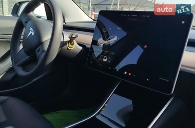Седан Tesla Model 3 2020 в Ровно