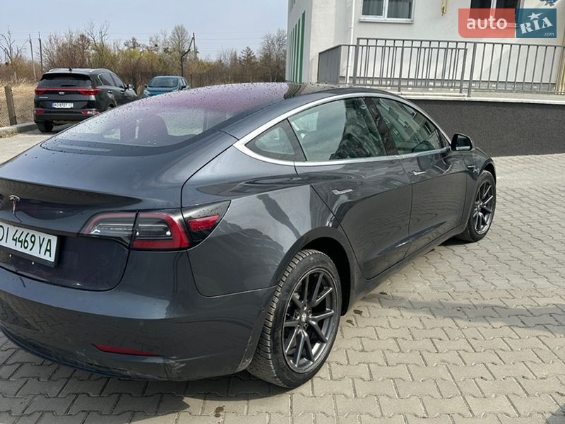 Седан Tesla Model 3 2017 в Винниках