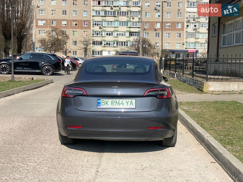 Седан Tesla Model 3 2023 в Вараше