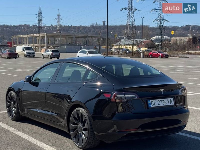 Седан Tesla Model 3 2021 в Черновцах