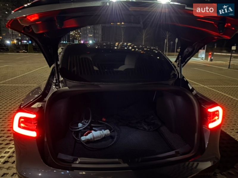 Седан Tesla Model 3 2018 в Києві