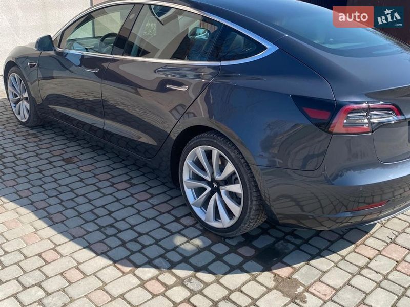 Седан Tesla Model 3 2018 в Ровно