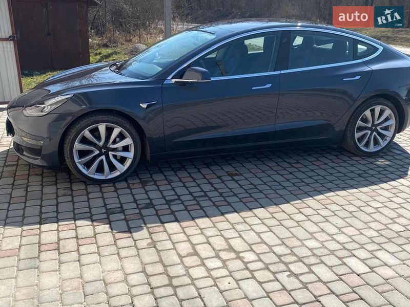 Седан Tesla Model 3 2018 в Ровно