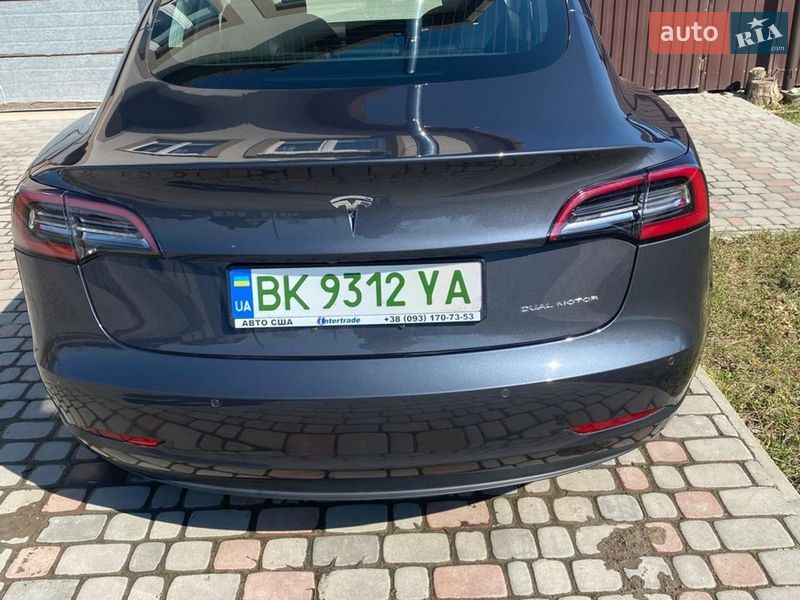 Седан Tesla Model 3 2018 в Ровно