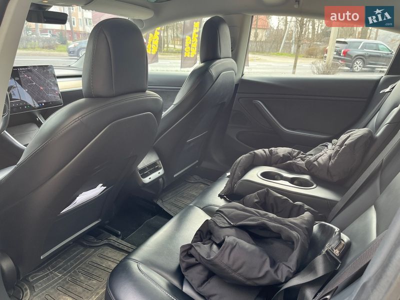 Седан Tesla Model 3 2018 в Бучі