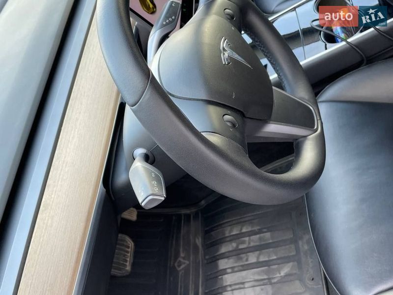 Седан Tesla Model 3 2019 в Черновцах