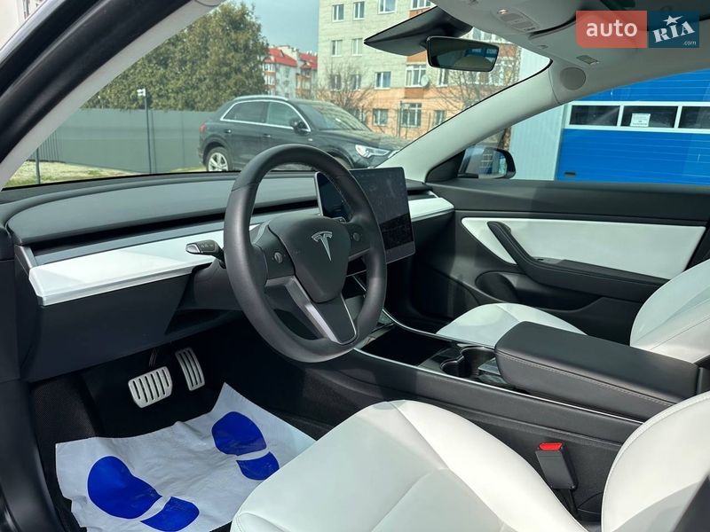 Седан Tesla Model 3 2020 в Львове
