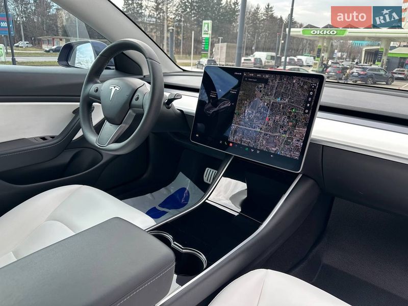 Седан Tesla Model 3 2020 в Львове