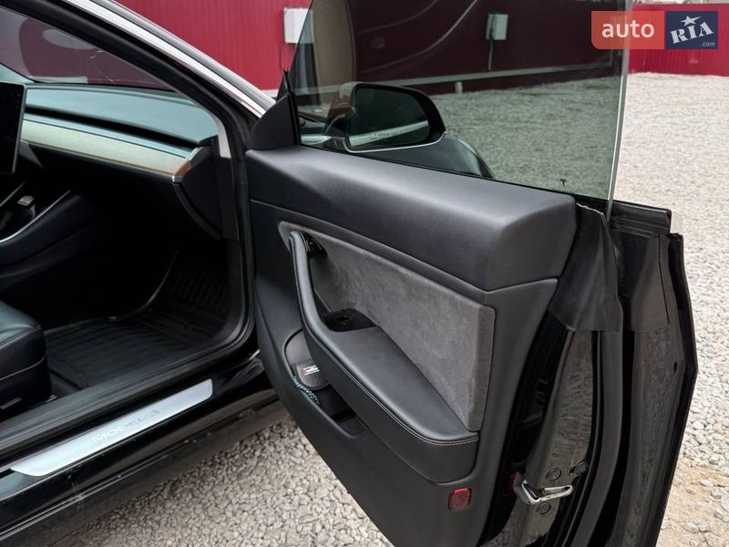 Седан Tesla Model 3 2019 в Павлограді
