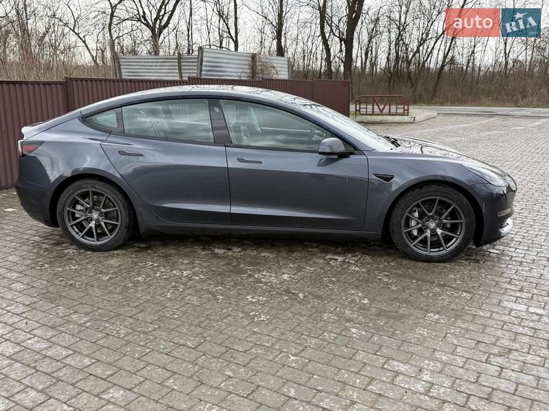 Седан Tesla Model 3 2022 в Черновцах