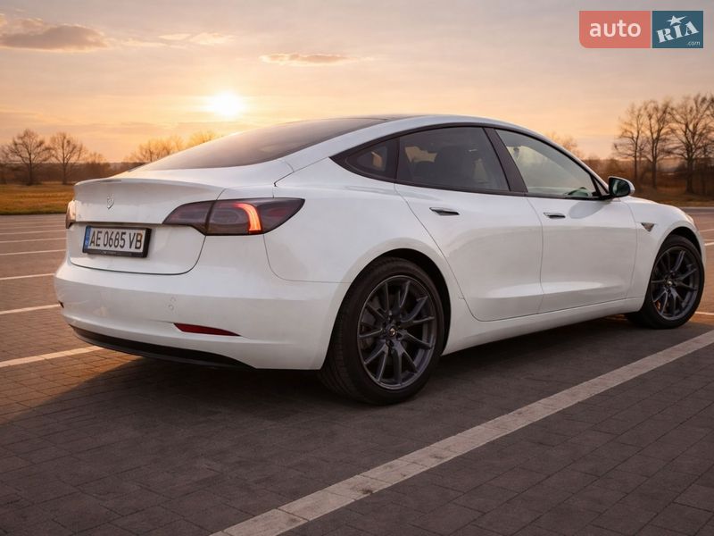 Седан Tesla Model 3 2021 в Виннице