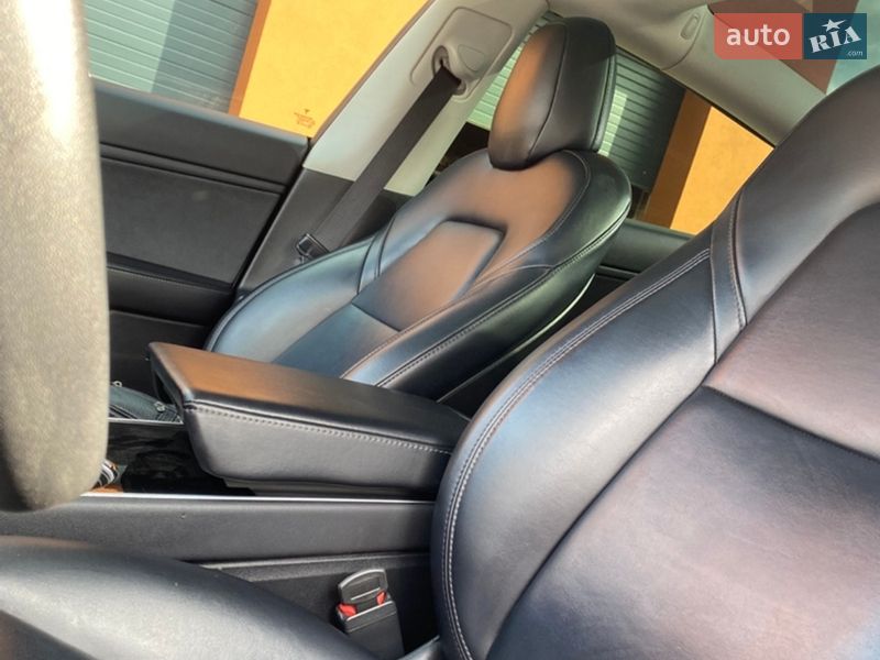 Седан Tesla Model 3 2019 в Ровно