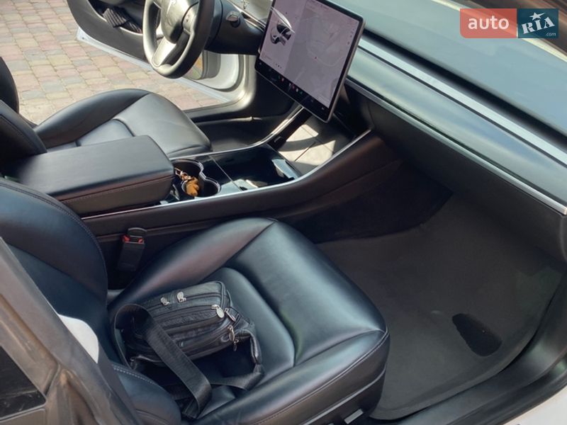 Седан Tesla Model 3 2019 в Ровно
