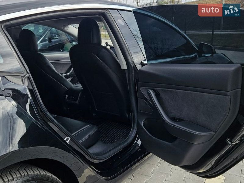Седан Tesla Model 3 2018 в Ирпене