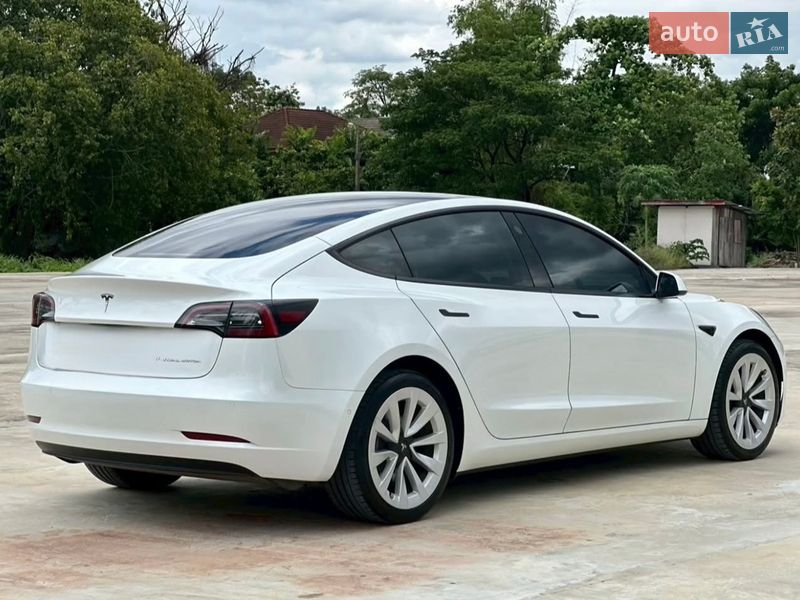 Седан Tesla Model 3 2023 в Києві