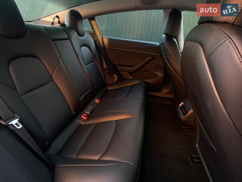 Седан Tesla Model 3 2021 в Коростені