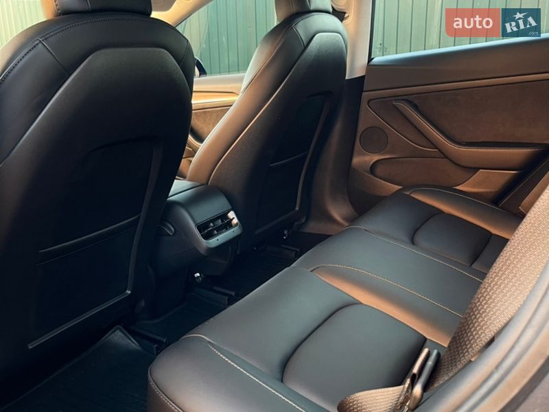 Седан Tesla Model 3 2021 в Коростені