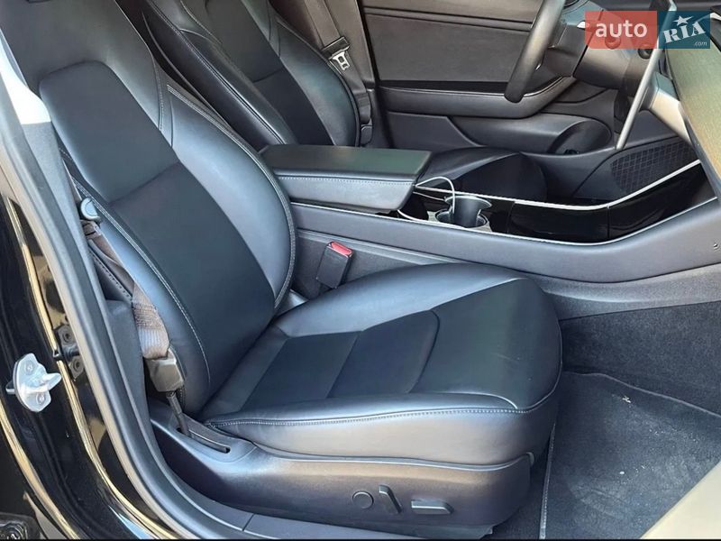 Седан Tesla Model 3 2019 в Киеве